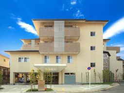 明るい外観の建物