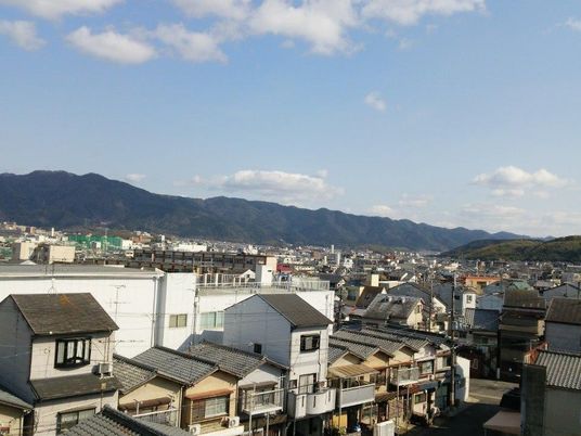 青空の下の街並み