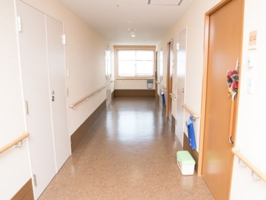 明るく清潔な廊下