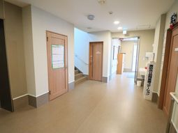 廊下の壁と床の清潔感