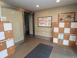 廊下の風景と掲示物