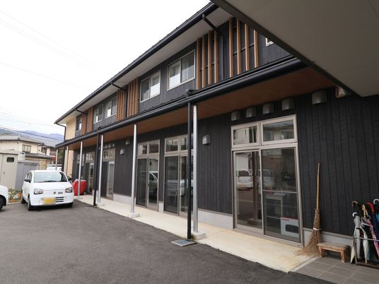 モダンな外観の建物