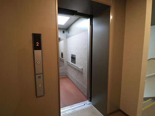 エレベーターのドア