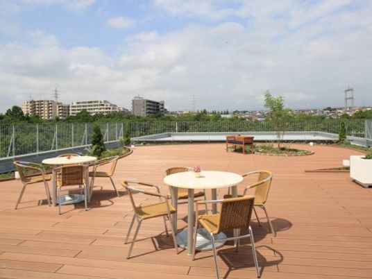 明るい屋上テラス