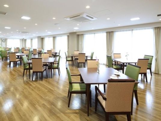 広々とした明るい食堂