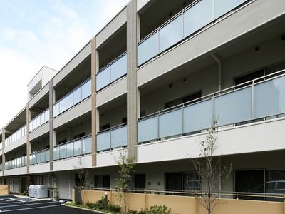 明るい外観の建物