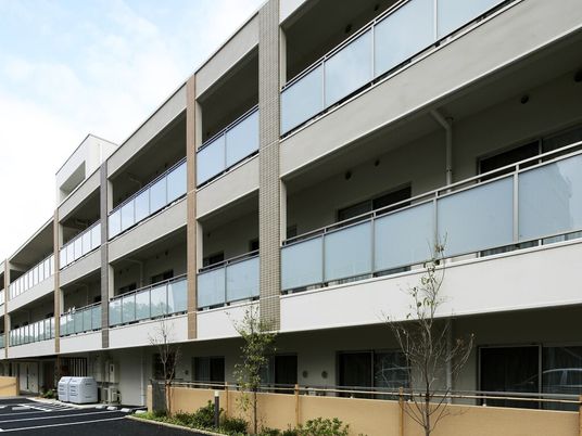 明るい外観の建物