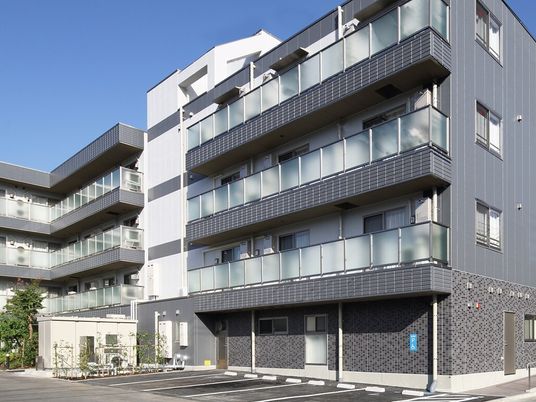 モダンな多階建て建物