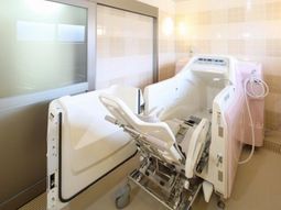 介護用浴槽のある浴室