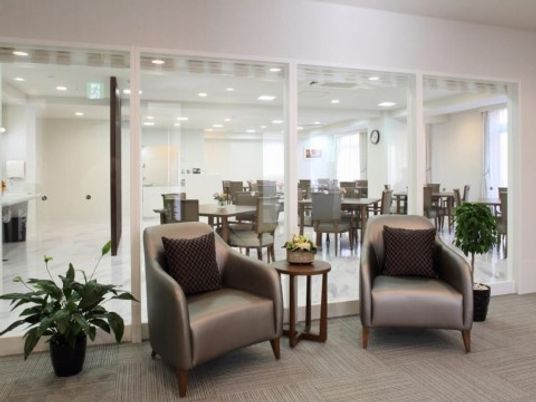 清潔な共有ラウンジ空間