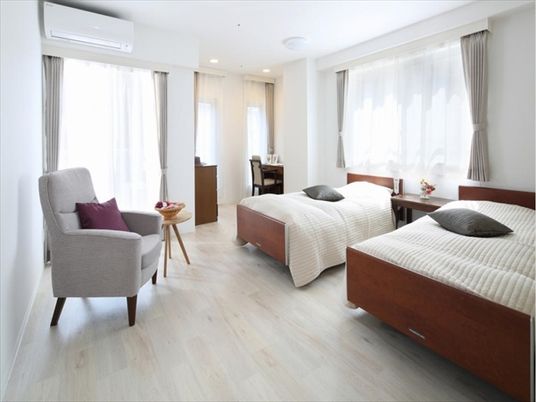 明るい居室の様子