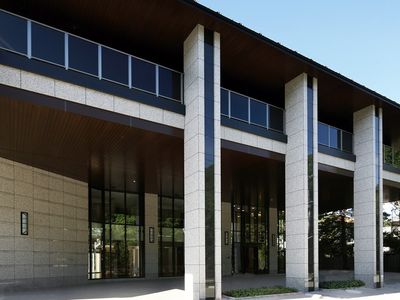 モダンな建物のエントランス