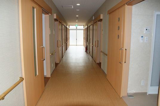 廊下の明るい風景