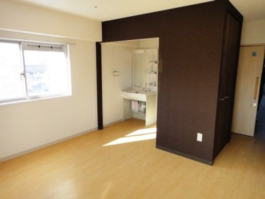 広々とした明るい居室