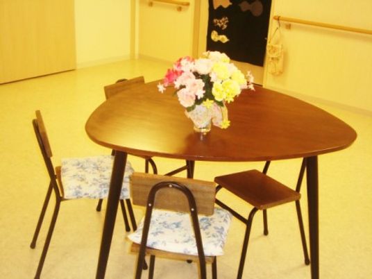 木製テーブルと花瓶の居室