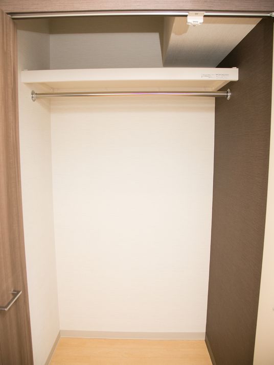 洋室のシンプルなクローゼット