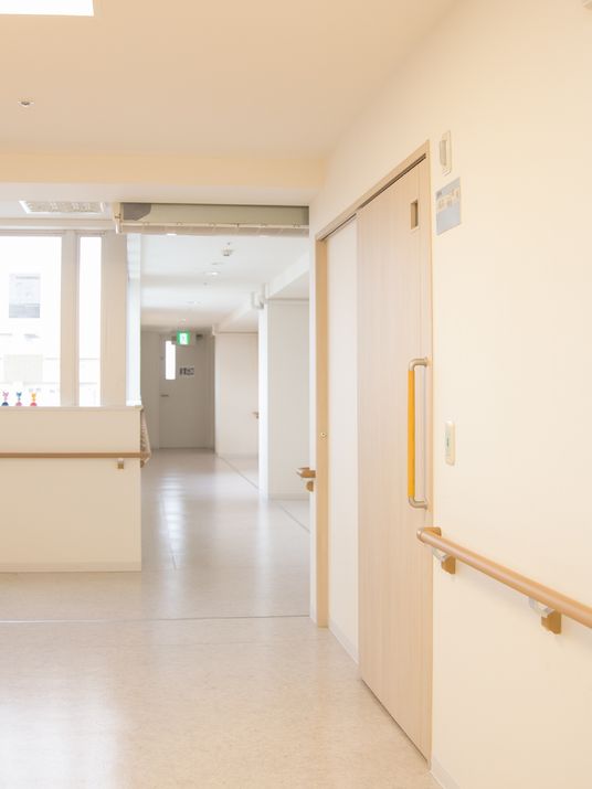 明るく広々した廊下