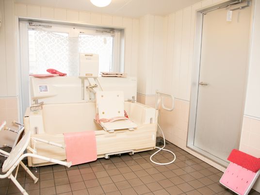 明るい浴室の設備