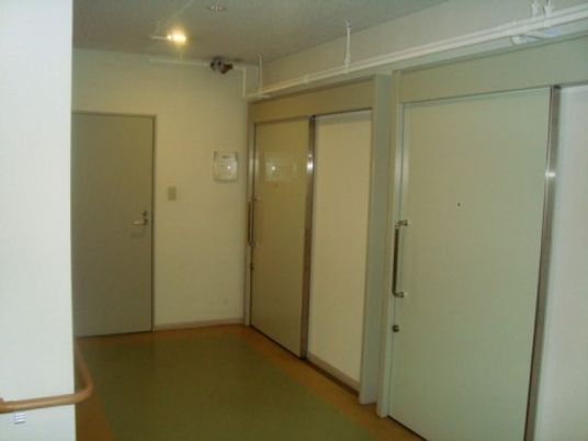 明るい室内の廊下
