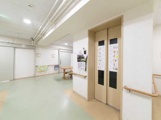 廊下の掲示物と扉