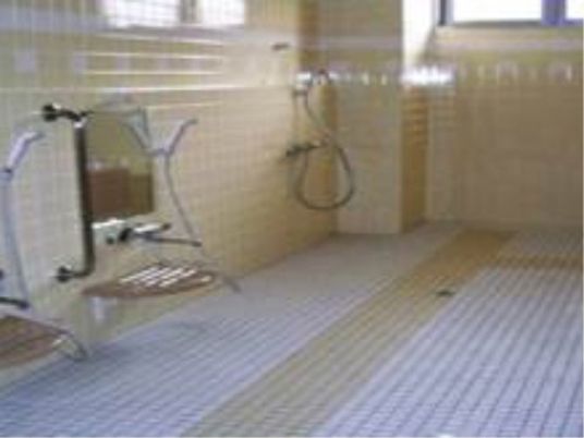 バリアフリー設計の浴室