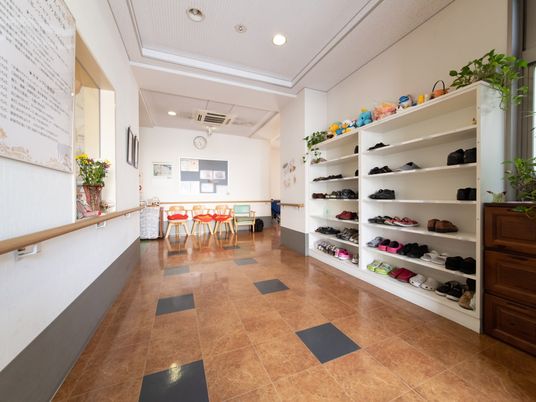 エントランスの靴棚と椅子