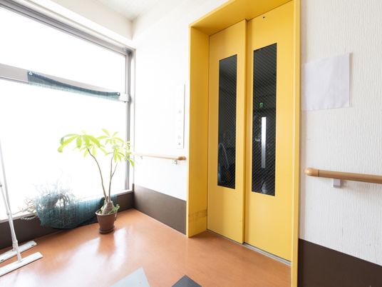 黄色いエレベーターの扉