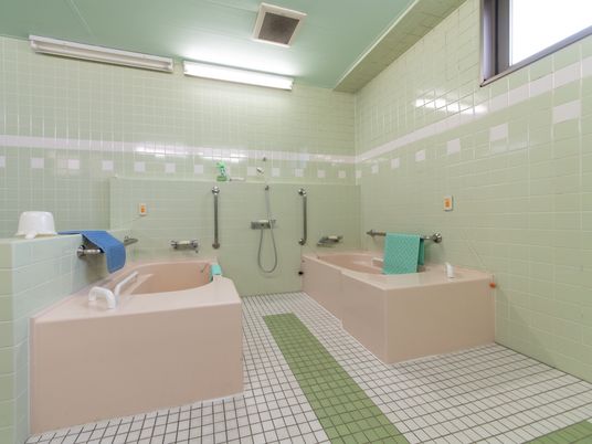 手すり付きの浴室