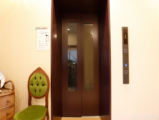 玄関隣のエレベーター