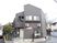 暖かみのある建物の外観