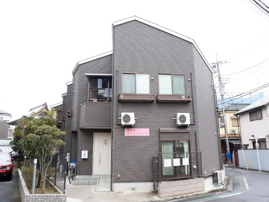 暖かみのある建物の外観