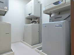 洗濯機が並ぶ設備