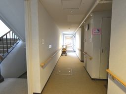 明るい廊下と手すり