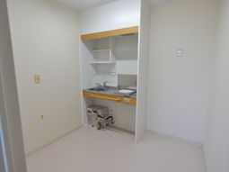 明るい洗面台付き洋室