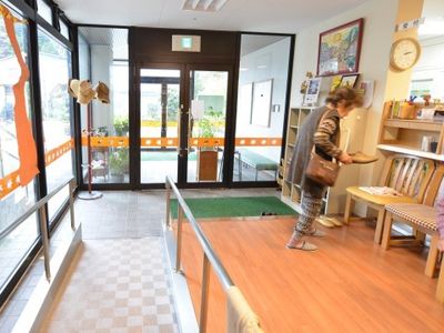 エントランスの明るい通路