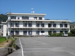 清潔感のある白い建物