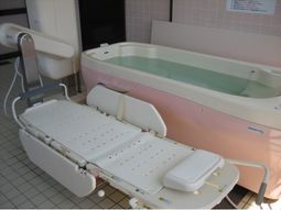 バリアフリー設計の浴室