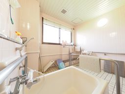 清潔な浴室の光景