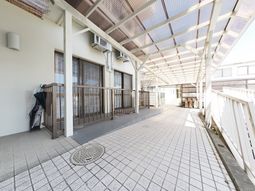 明るい中庭通路