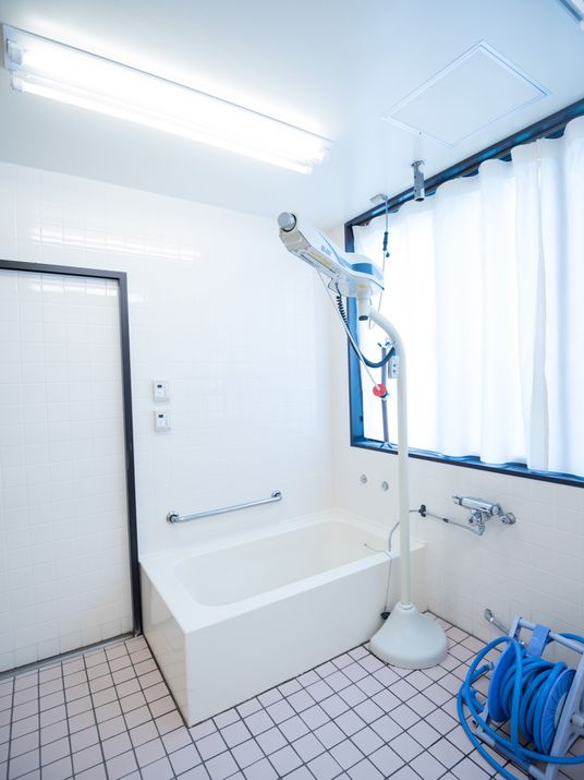 浴室は広々として開放感があるので、ゆったりと入浴することができる。入浴介助がスムーズに行えるように、専用の機器がそろっている。