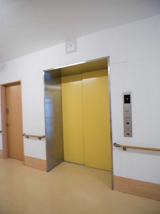 エレベーターの周辺は広々とスペースが空けられていて、入居者様が安全に乗降を行えるように配慮されている。