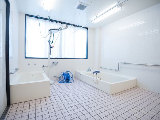 浴室内は安全対策として、手すりが随所に設置されている。浴槽の横にも取りつけられ、つかみながら安全に入浴することができる。
