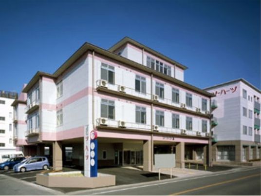明るい外観の建物エントランス