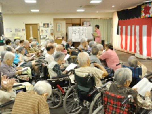 活動中のレクリエーション室