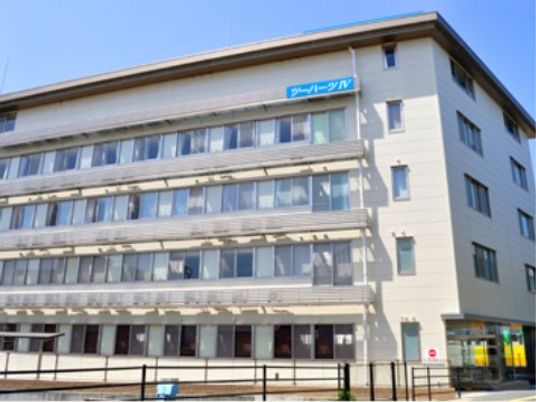 明るい建物の外観