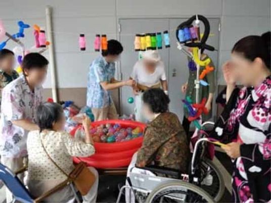 活動する人々の様子