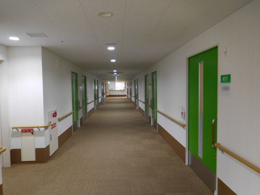 廊下の清潔感ある光景