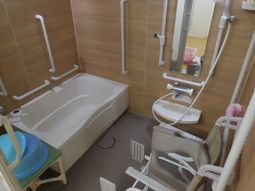バリアフリー設計の浴室