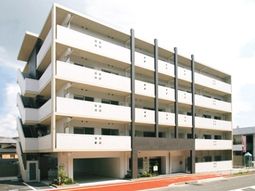 白い外壁のモダン建築