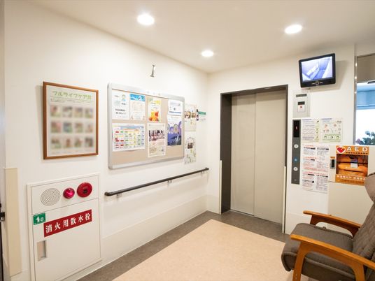 情報掲示とエレベーターの廊下